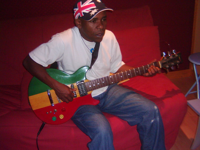 KL3RVO avec guitare