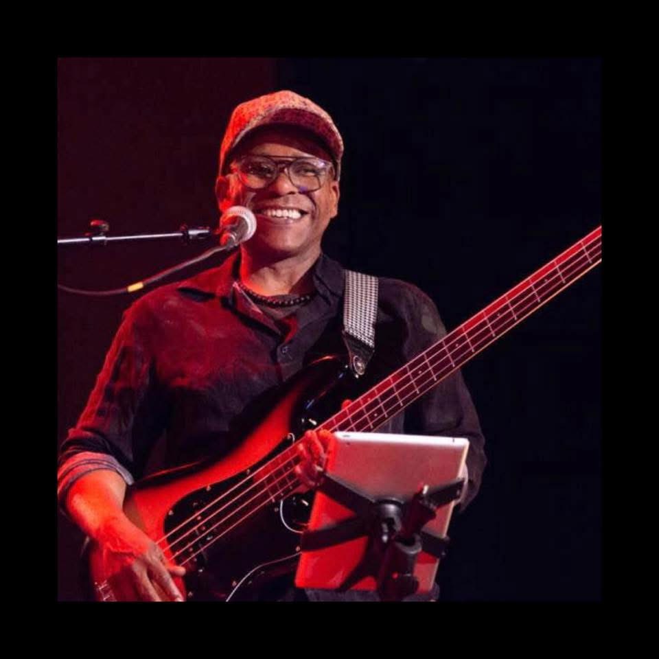 KL3RVO sur scène avec basse